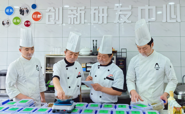 學(xué)無(wú)止境、共享研發(fā)、日積硅步，做餐飲強(qiáng)企